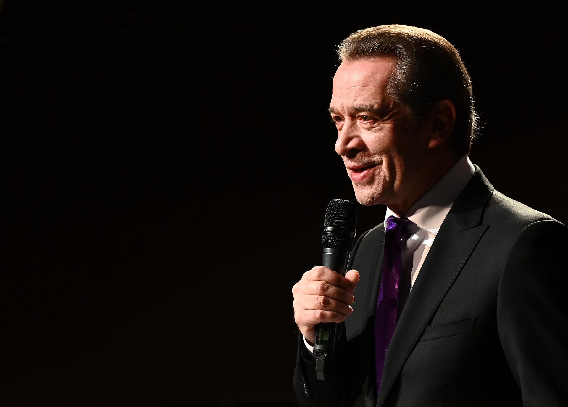 Художественный руководитель Театра Олега Табакова и театра Современник, народный артист РФ Владимир Машков во время сбора трупп Современника, Театра Олега Табакова и Театральной школы Олега Табакова в Москве Художественный руководитель Театра Олега Табакова и театра Современник, народный артист РФ Владимир Машков во время сбора трупп Современника, Театра Олега Табакова и Театральной школы Олега Табакова в Москве - РИА Новости, 1920, 13.03.2025