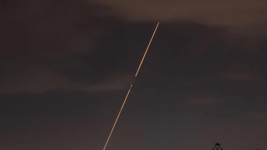 СМИ: Иран запустил ракеты по целям в Израиле