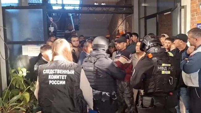 В Петербурге и области прошли обыски в подразделениях МВД по вопросам миграции, в хостелах и местах жительства причастных к организации канала незаконной миграции