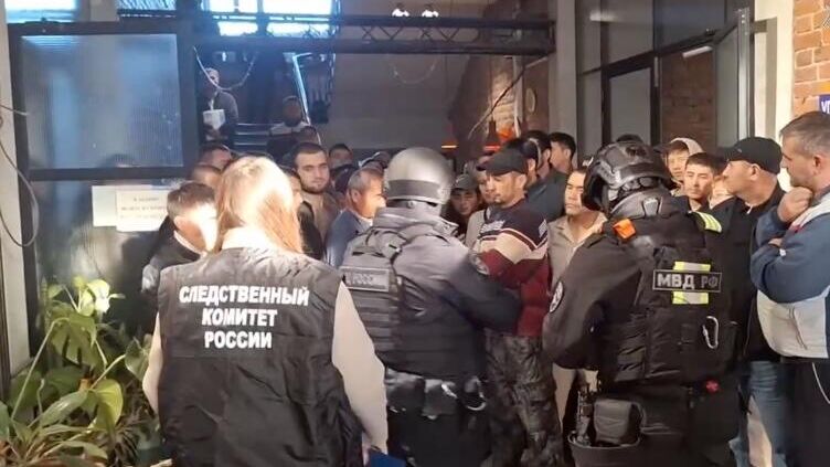 В Петербурге и области прошли обыски в подразделениях МВД по вопросам миграции, в хостелах и местах жительства причастных к организации канала незаконной миграции - РИА Новости, 1920, 01.10.2024