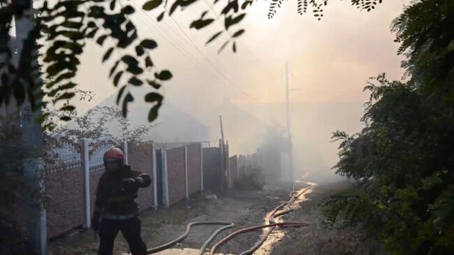 Возгорание жилых домостроений после обстрела со стороны ВСУ в городе Кременная в ЛНР