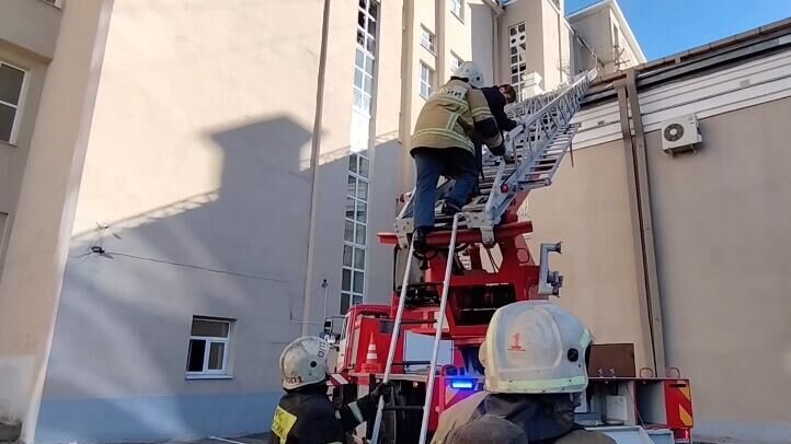 Эвакуация людей из здания театра музкомедии в Екатеринбурге, где произошло возгорание - РИА Новости, 1920, 02.10.2024