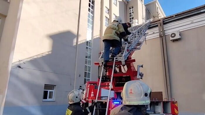 Из здания театра музкомедии в Екатеринбурге, где произошло возгорание, спасли 6 человек. 2 октября 2024 - РИА Новости, 1920, 02.10.2024