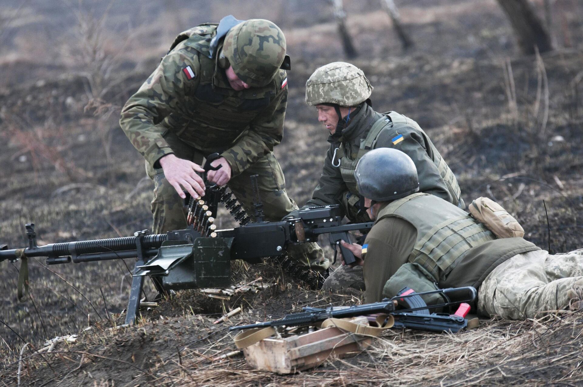 Польский инструктор обучает солдат ВСУ на Яворовском полигоне во Львовской области - РИА Новости, 1920, 07.11.2024