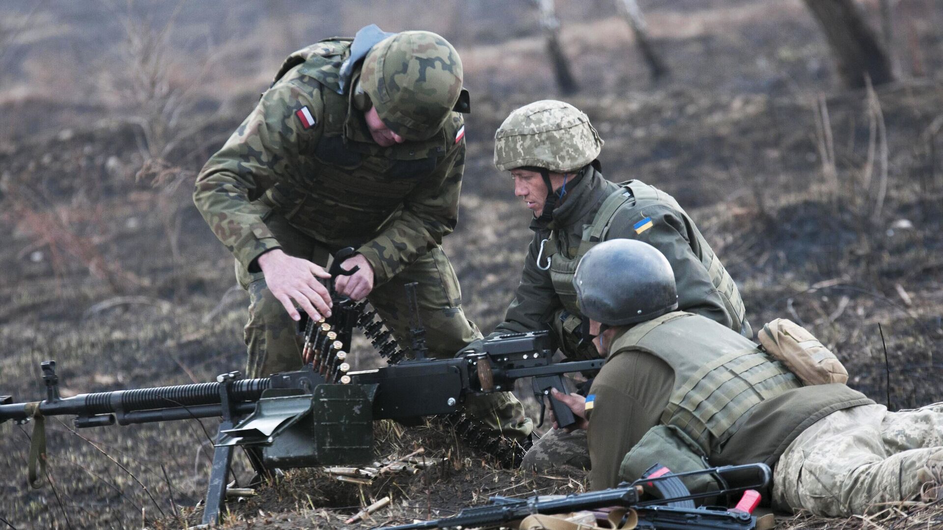 Польский инструктор обучает солдат ВСУ на Яворовском полигоне во Львовской области - РИА Новости, 1920, 02.10.2024