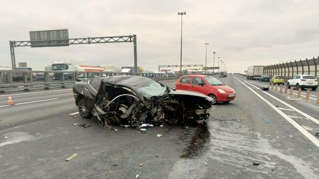 Место ДТП, где автомобиль Infiniti столкнулся с тремя машинами на кольцевой автодороге в Санкт-Петербурге