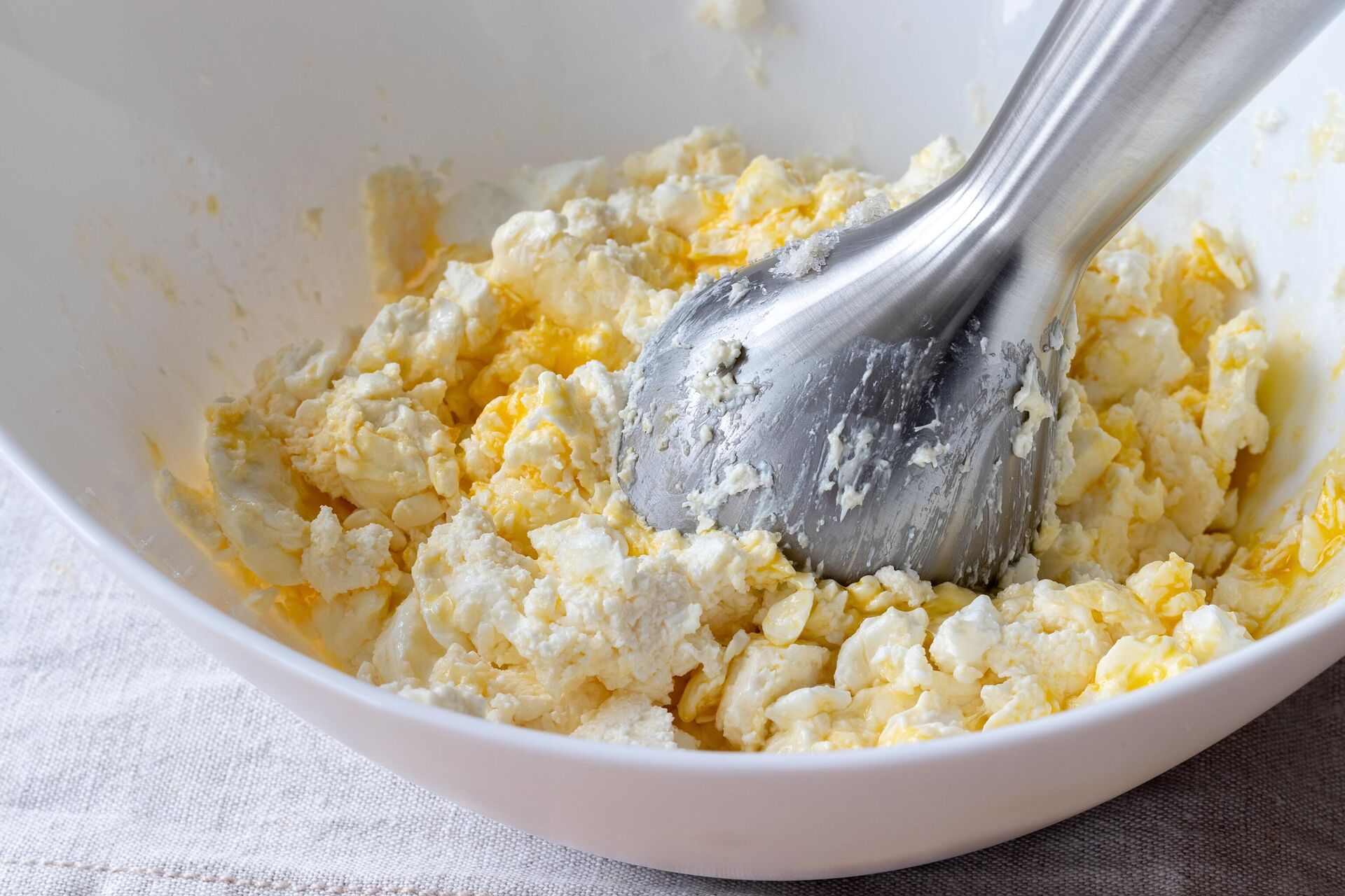 Творог смешивается с яйцами с помощью блендера - РИА Новости, 1920, 20.12.2025