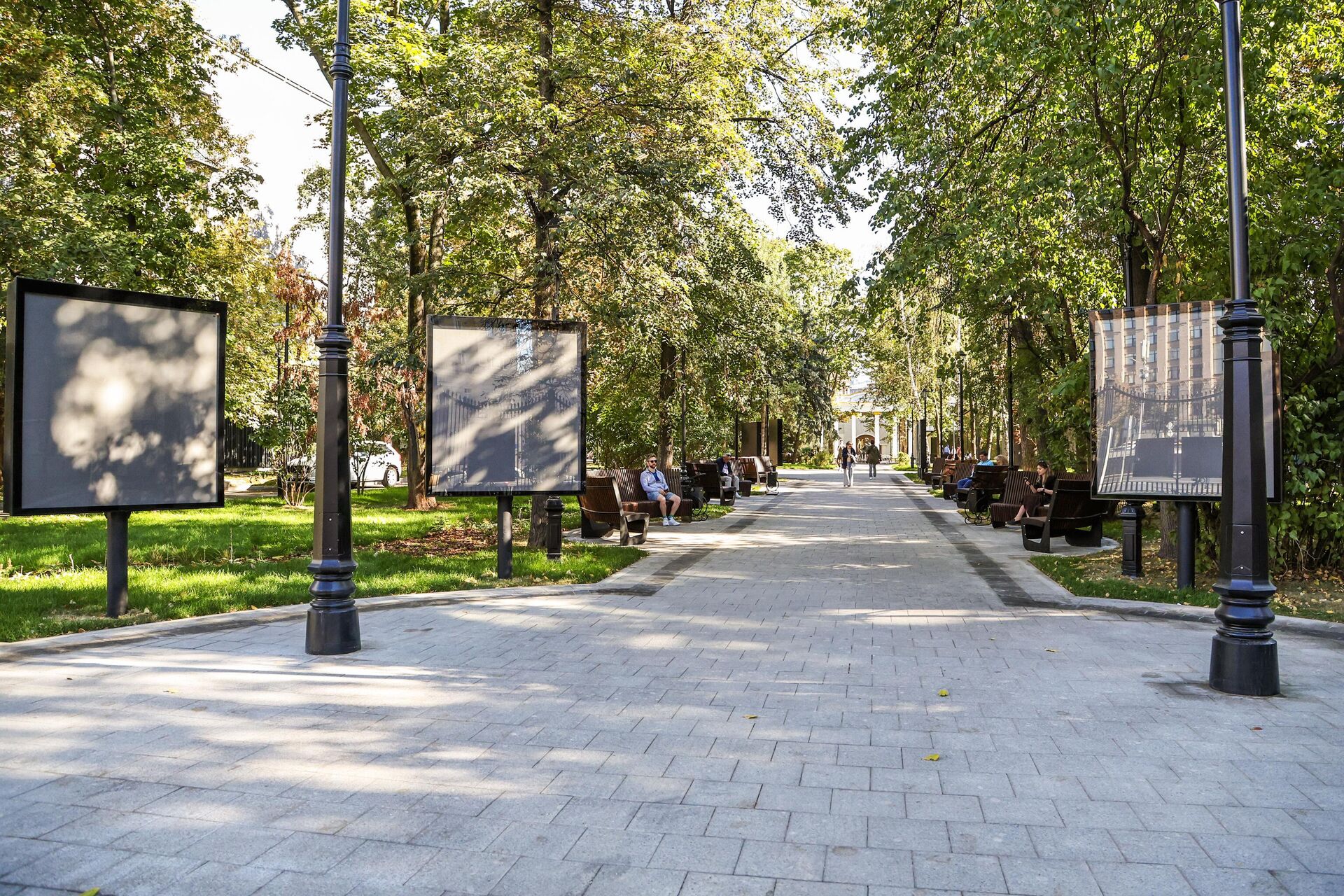 В саду Аквариум в центре Москвы обновили тротуары и отремонтировали фонтаны - РИА Новости, 1920, 04.10.2024