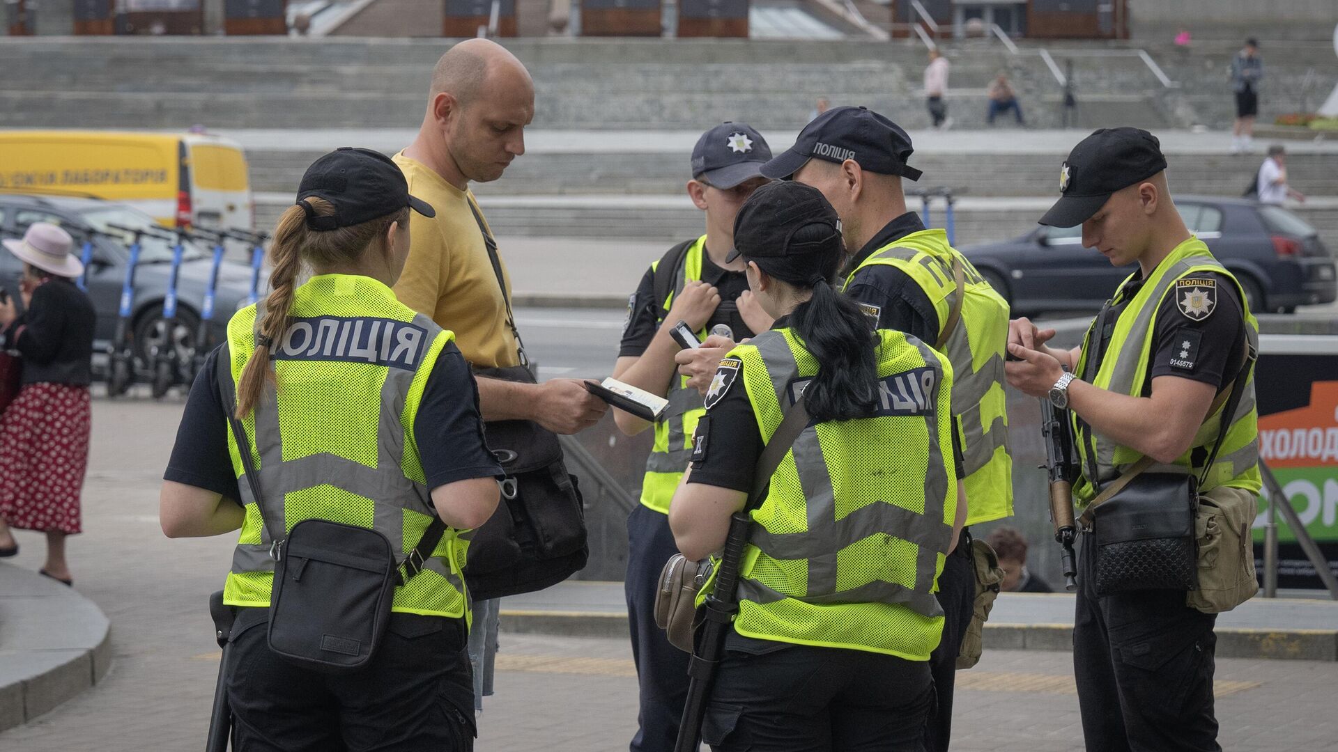 Сотрудники полиции проверяют документы у мужчины призывного возраста в Киеве 0