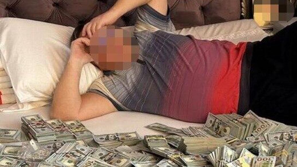 Украинский чиновник погладил изъятые при обыске деньги