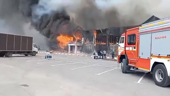 Пожар в торговом центре Каспийска. Кадр видео