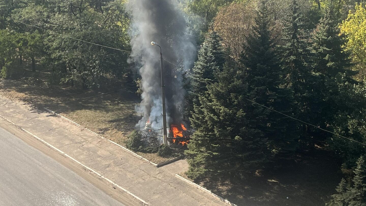 Автомобиль после атаки дрона-камикадзе Автомобиль после атаки дрона-камикадзе