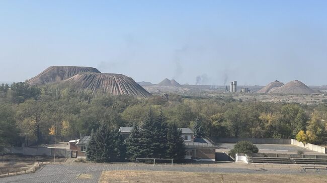 Вдалеке в Торецке стоят столбы дыма после прилета ФАБов