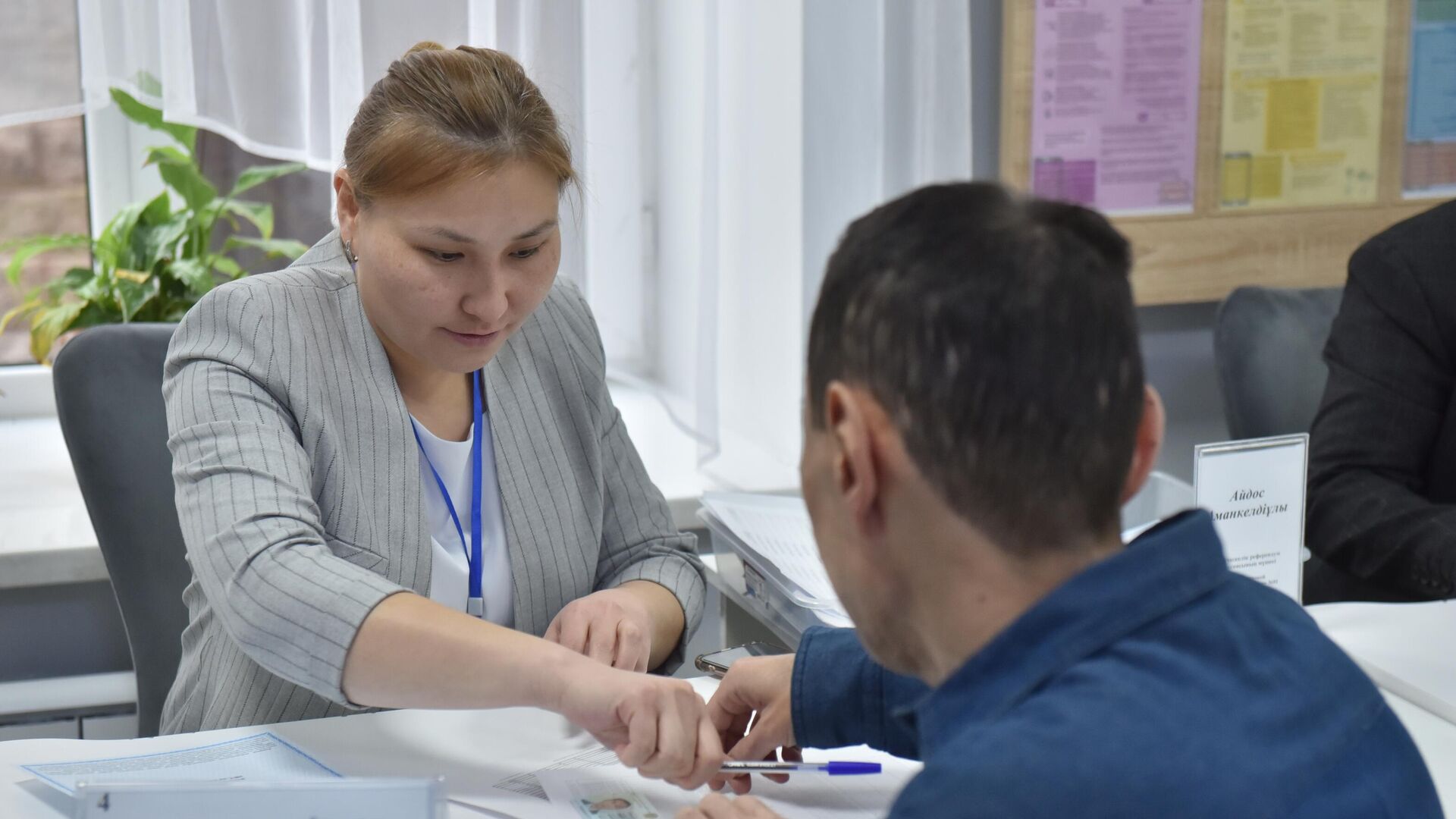 Голосование на участке в Алматы на общенациональном референдуме по строительству АЭС в Казахстане - РИА Новости, 1920, 07.10.2024