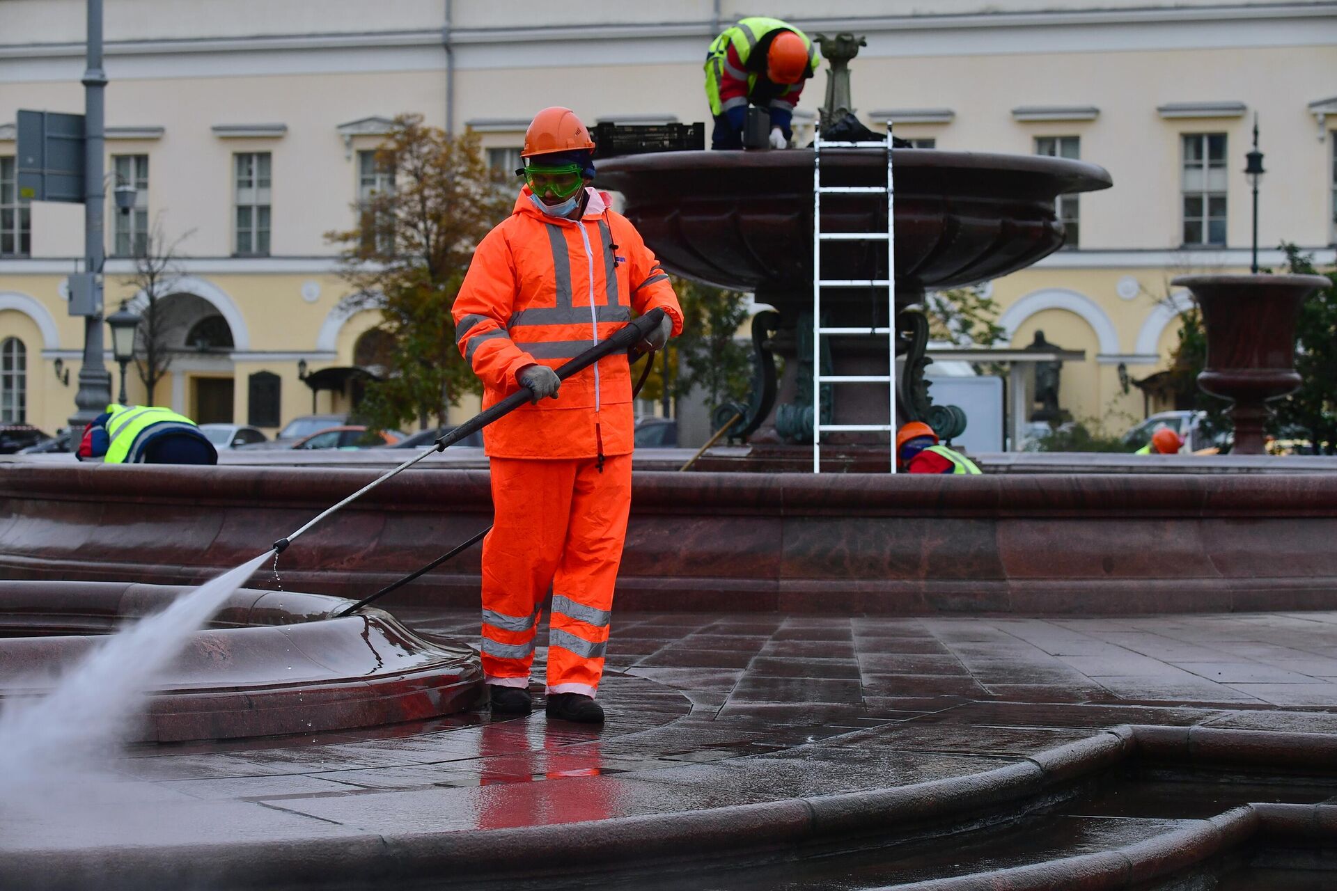 Консервация фонтана у Большого театра перед зимним сезоном  - РИА Новости, 1920, 08.10.2024