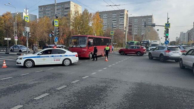 Место столкновения рейсового автобуса с легковой машиной в Екатеринбурге. 8 октября 2024