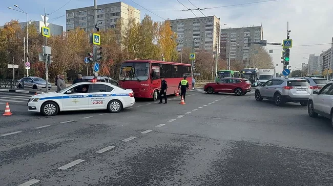 Место столкновения рейсового автобуса с легковой машиной в Екатеринбурге. 8 октября 2024