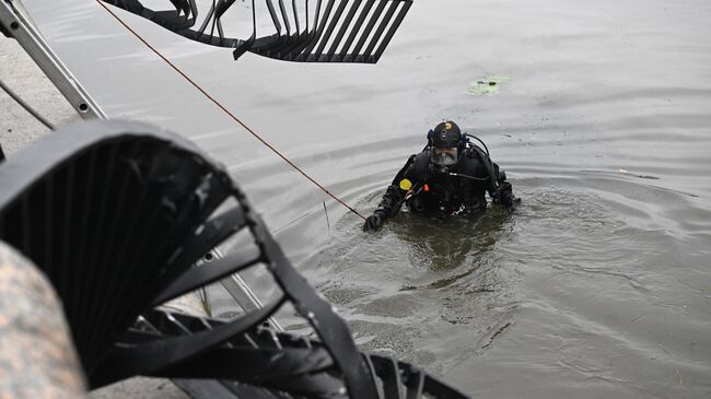 Водолаз на месте падения автомобиля в реку в Москве. 8 октября 2024