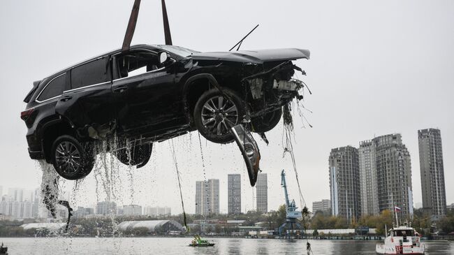 Поднятие автомобиля из реки в Москве на месте ДТП