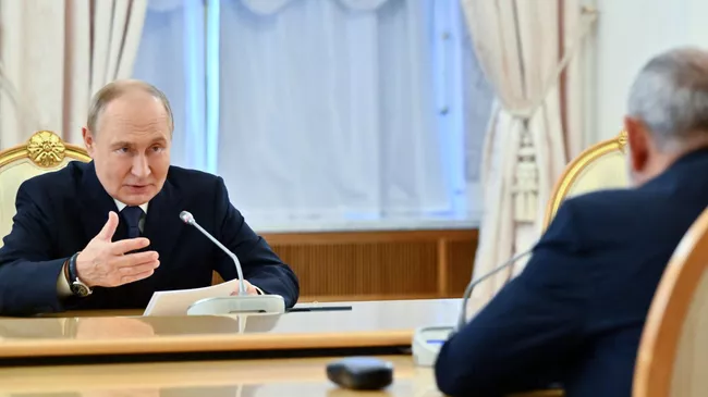 Президент России Владимир Путин во время встречи с премьер-министром Армении Николом Пашиняном