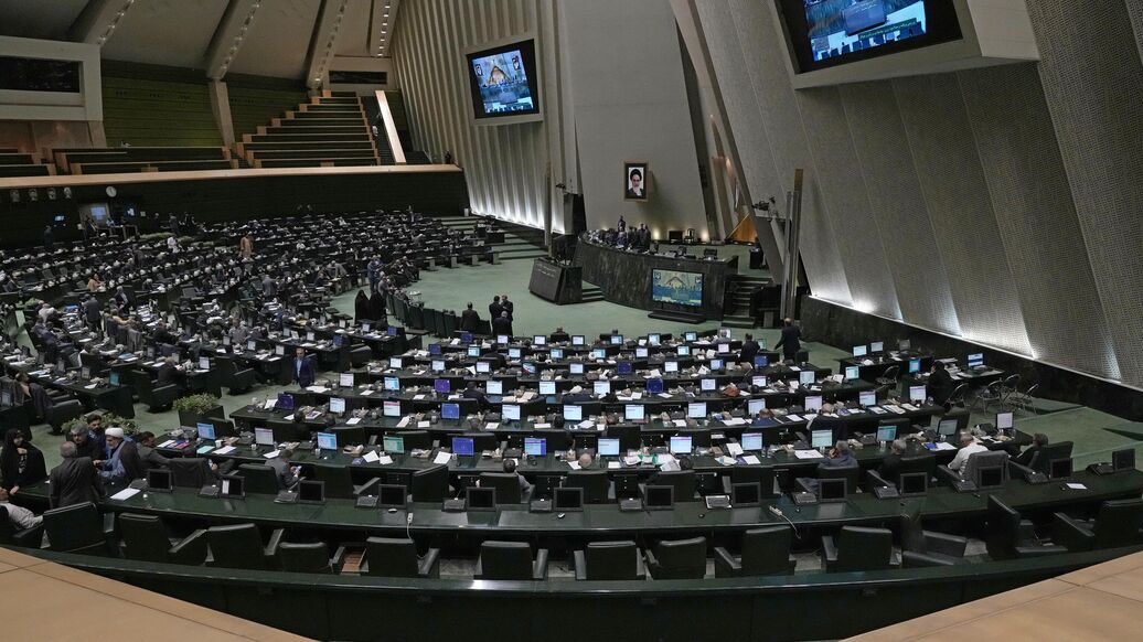 Парламент Ирана решил закрыть Ормузский пролив