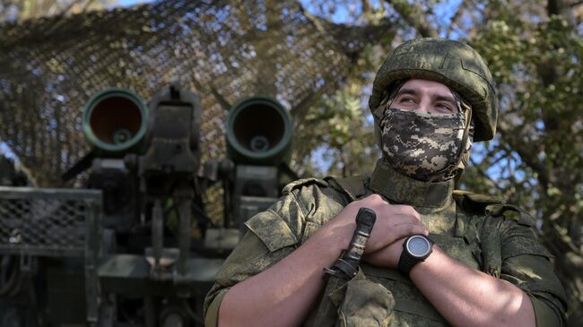 Военнослужащий ВС РФ во время боевого дежурства зенитного ракетного комплекса Бук-М2 в зоне СВО