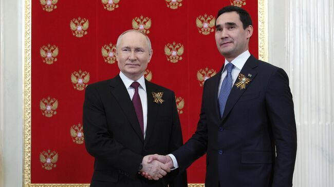Президент РФ Владимир Путин и президент Туркменистана Сердар Бердымухамедов во время встречи в Кремле