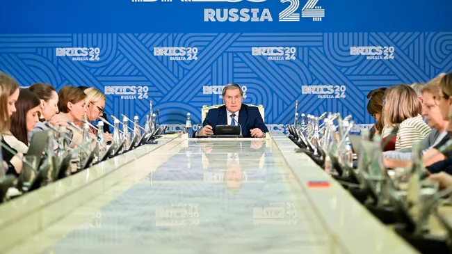 Помощник президента РФ Юрий Ушаков на брифинге в Москве по проведению саммита БРИКС в Казани