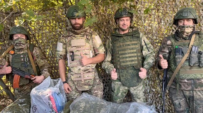 Волонтеры с гуманитарной помощью