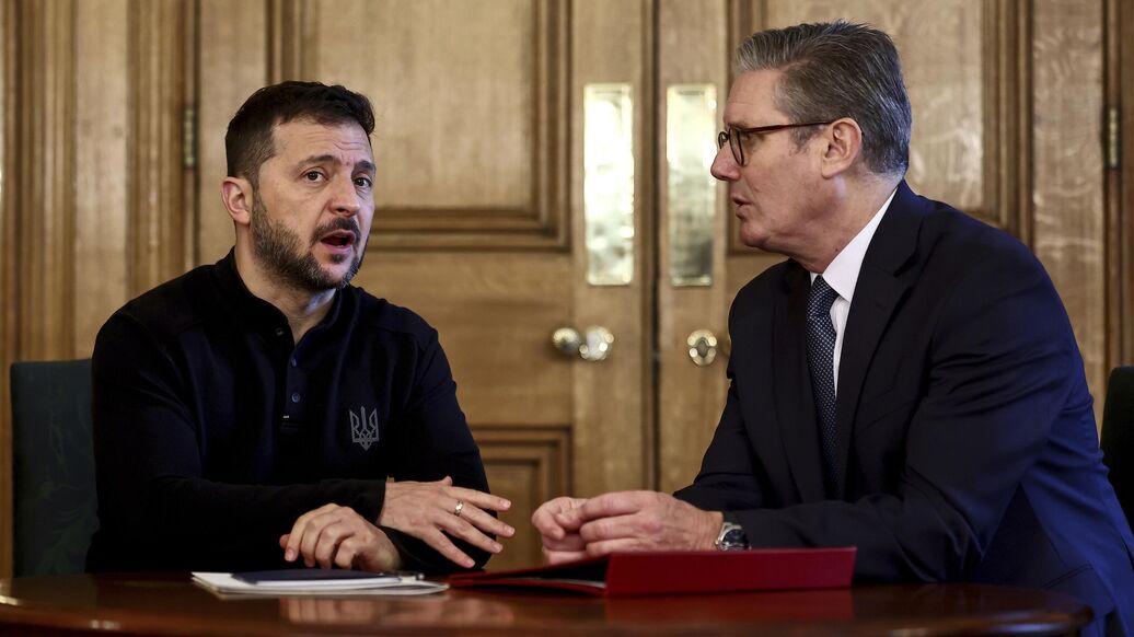 © AP Photo / Henry Nicholls<br>Кир Стармер и Владимир Зеленский во время двусторонней встречи в Лондоне. Архивное фото