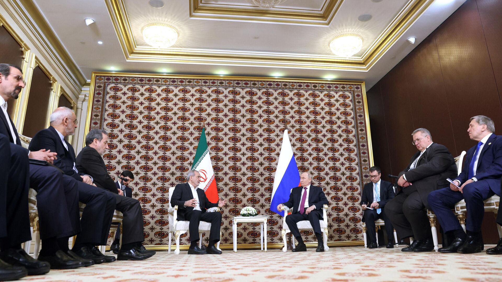 Президент РФ Владимир Путин и президент Ирана Масуд Пезешкиан во время встречи в Ашхабаде - РИА Новости, 1920, 12.12.2025