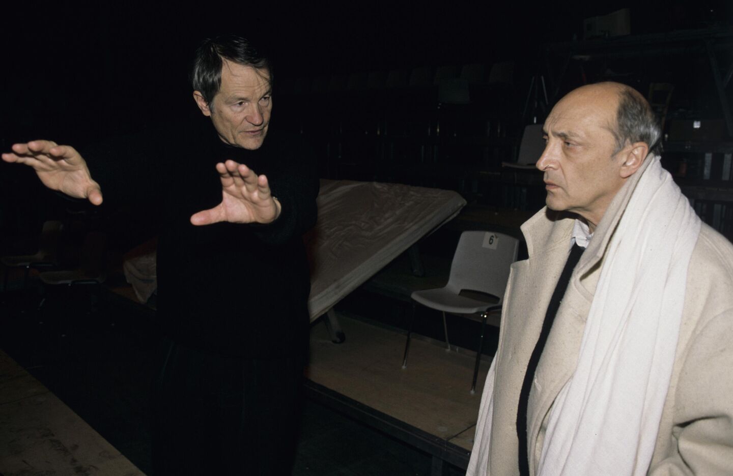 Репетиция спектакля Гамлет. В роли отца Гамлета — Михаил Козаков. Режиссер Питер Штайн (слева). Репетиция спектакля Гамлет. В роли отца Гамлета — Михаил Козаков. Режиссер Питер Штайн (слева).