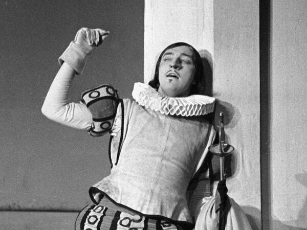 Михаил Козаков в роли Сирано в спектакле по пьесе Эдмона Ростана Сирано де Бержерак Михаил Козаков в роли Сирано в спектакле по пьесе Эдмона Ростана Сирано де Бержерак