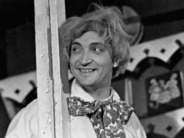 Артист Михаил Козаков в роли Кисточкина в сатирической фантазии В. Аксенова Всегда в продаже в постановке Московского театра-студии Современник Артист Михаил Козаков в роли Кисточкина в сатирической фантазии В. Аксенова Всегда в продаже в постановке Московского театра-студии Современник