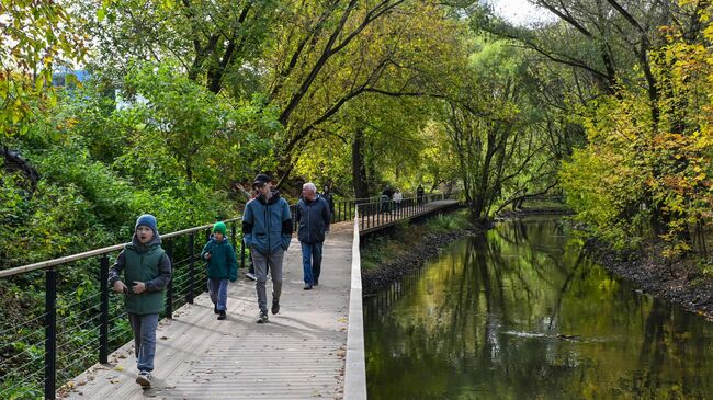 Люди отдыхают в Парке Яуза