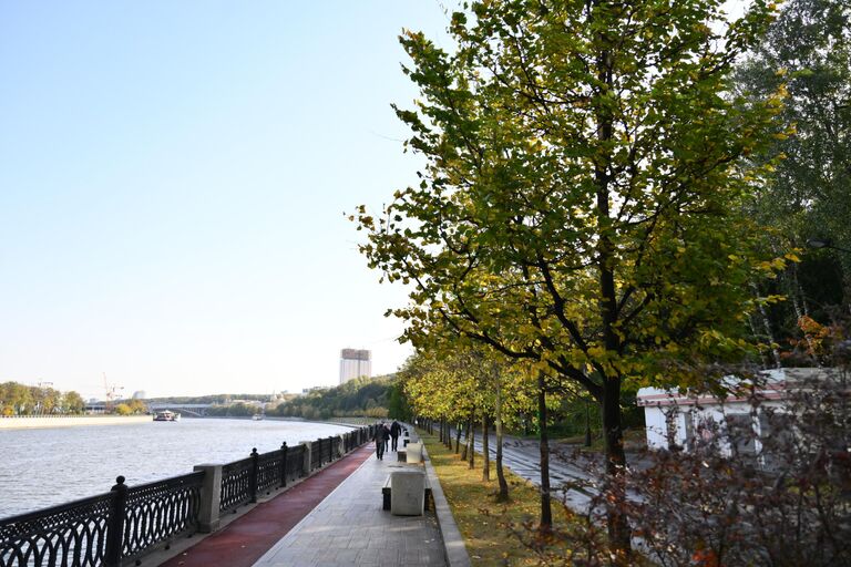 Воробьевская набережная в Москве.