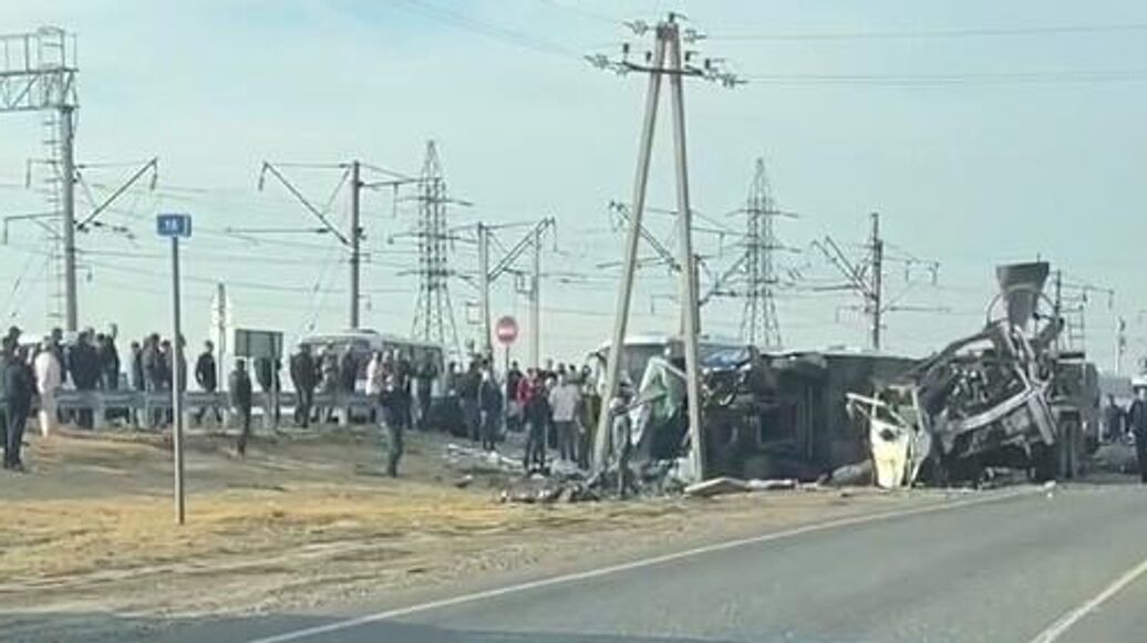 © Фото :  соцсети<br>Место столкновения автобуса и грузовика в Астраханской области