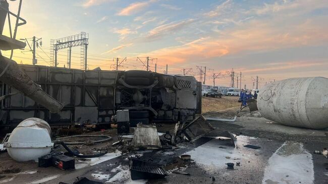 Место столкновения автобуса и грузовика в Астраханской области