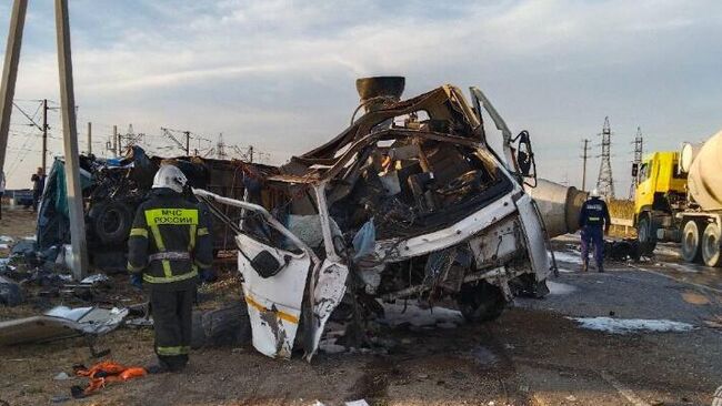 Место столкновения автобуса и грузовика в Астраханской области