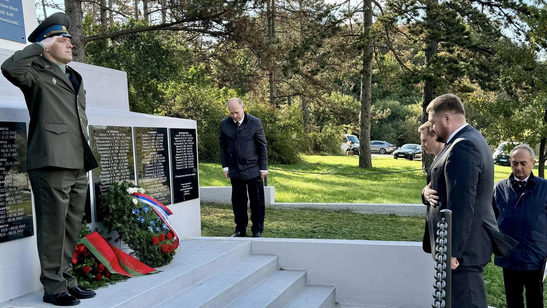 Возложение цветов к воинскому мемориалу, где похоронены 130 советских бойцов, погибших во время Второй мировой войны в Ганте, Венгрия0