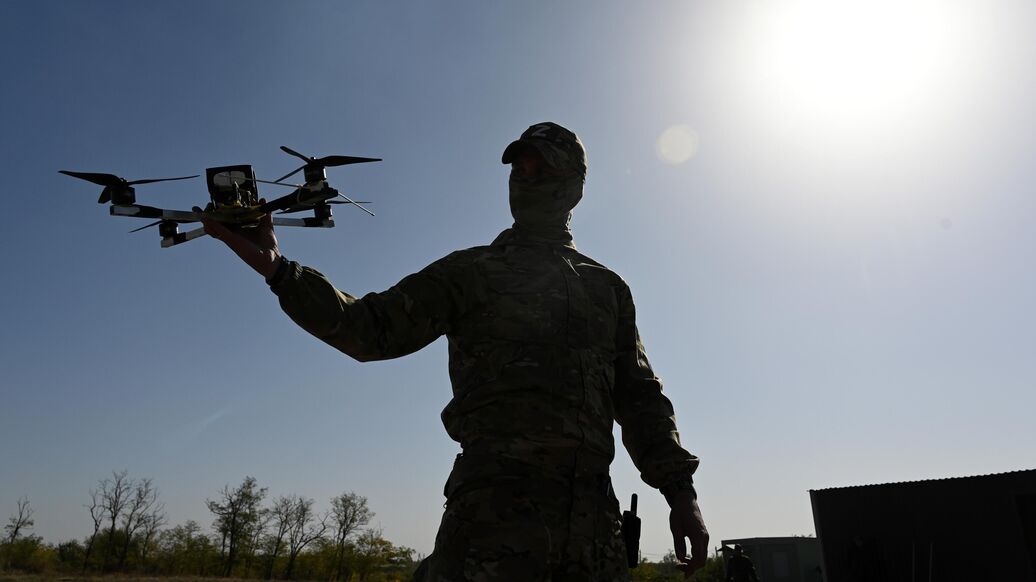 Оператор дрона сжег танк ВСУ через противодроновый навес