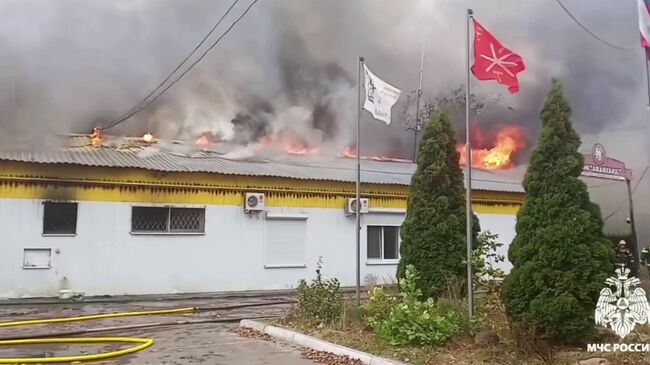 Тушение пожара в производственном здании на улице Скуратовская в Туле