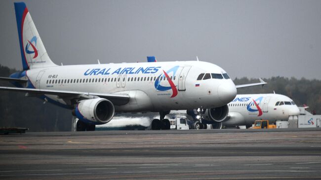 Самолет Airbus А320 авиакомпании Ural Airlines в международном аэропорту Домодедово имени М. В. Ломоносова