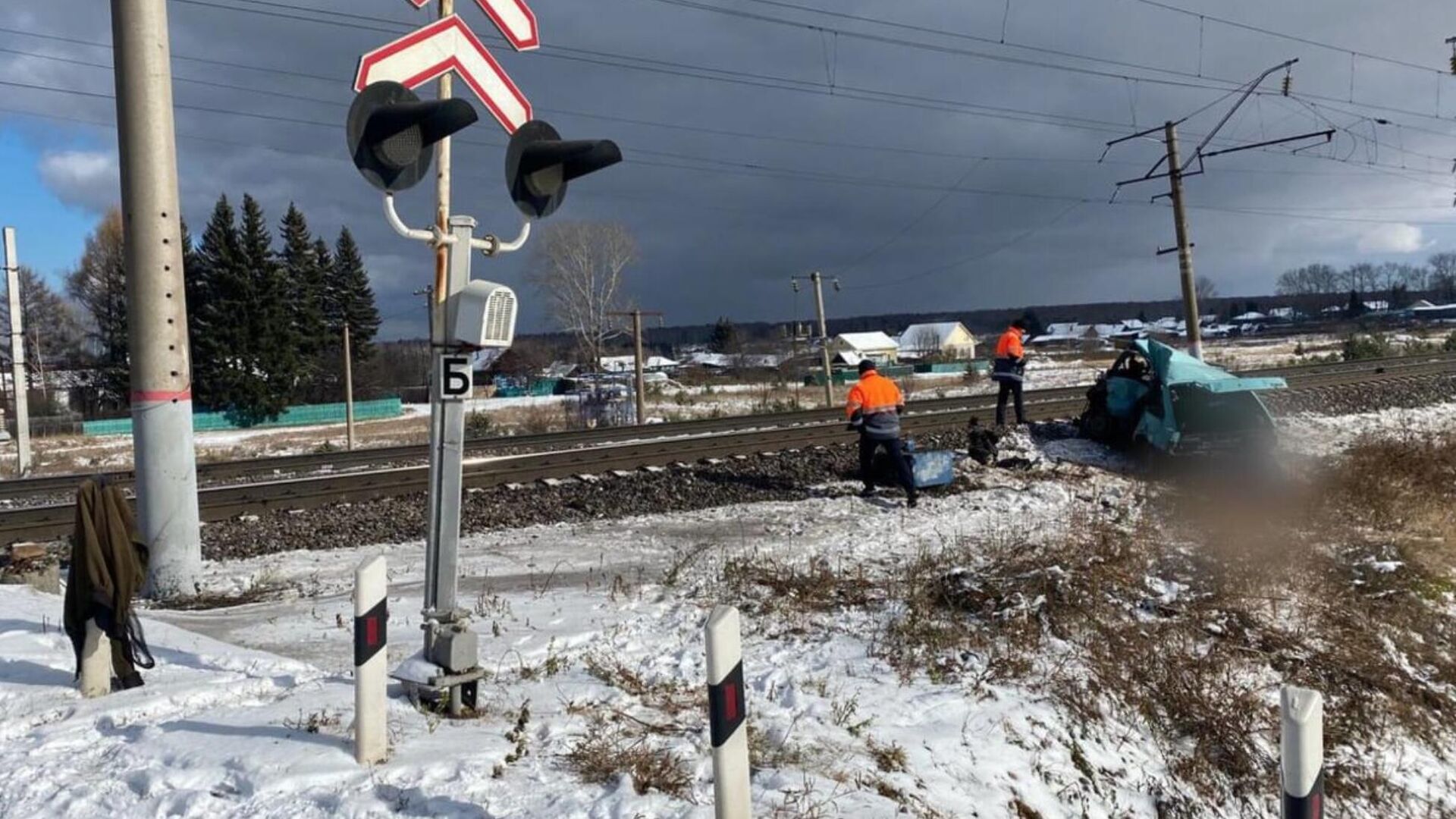 На месте столкновения поезда с автомобилем на станции Худоеланская в Приангарье - РИА Новости, 1920, 13.10.2024