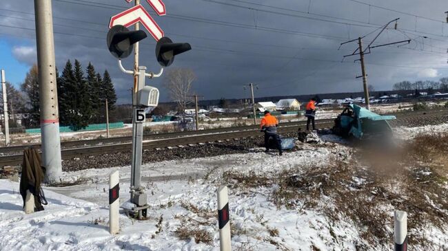 На месте столкновения поезда с автомобилем на станции Худоеланская в Приангарье