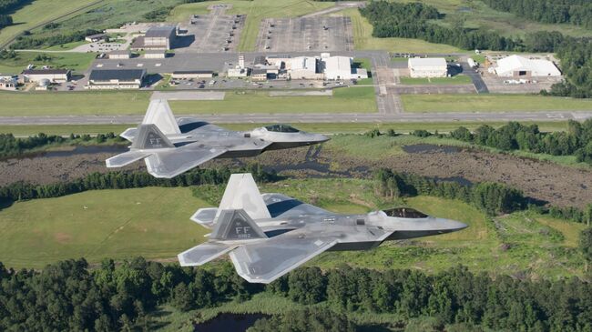 Истребители F-22 Raptor ВВС США пролетают над авиабазой Лэнгли