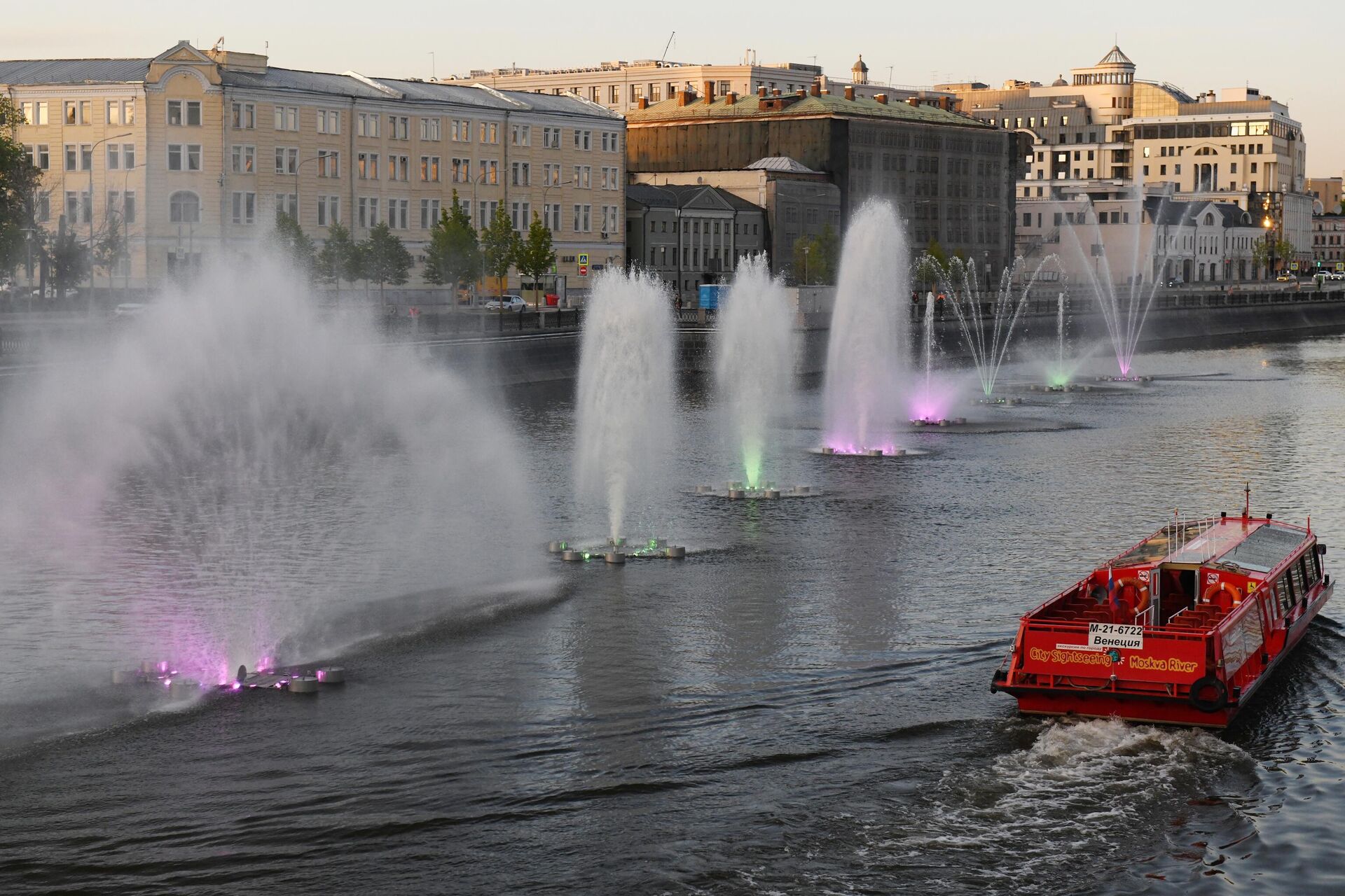 Фонтанный комплекс на Водоотводном канале в Москве - РИА Новости, 1920, 15.10.2024