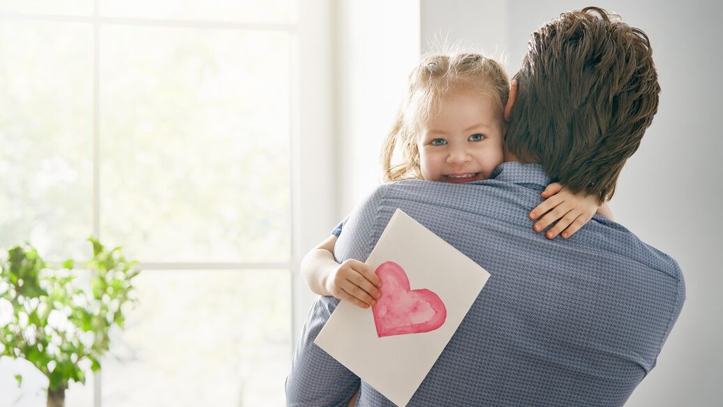 © iStock.com / Konstantin Yuganov<br>Мужчина с дочерью. Архивное фото