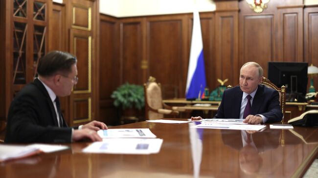 Президент РФ Владимир Путин и генеральный директор госкорпорации Росатом Алексей Лихачев