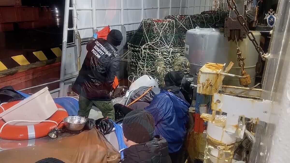 Осмотр лодки, на которой мужчина два месяца дрейфовал в Охотском море Осмотр лодки, на которой мужчина два месяца дрейфовал в Охотском море - РИА Новости, 1920, 24.01.2025